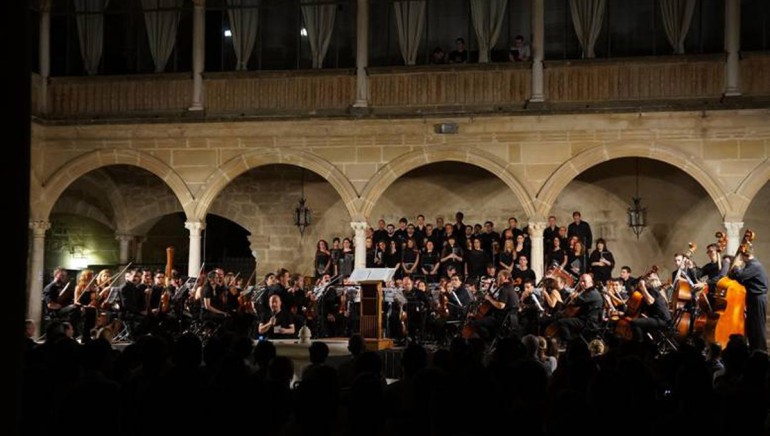 The open air concert at the historic Hospital de Santiago featured a 65-piece orchestra and a 40-piece choir performing an incredible selection of animation and game music.