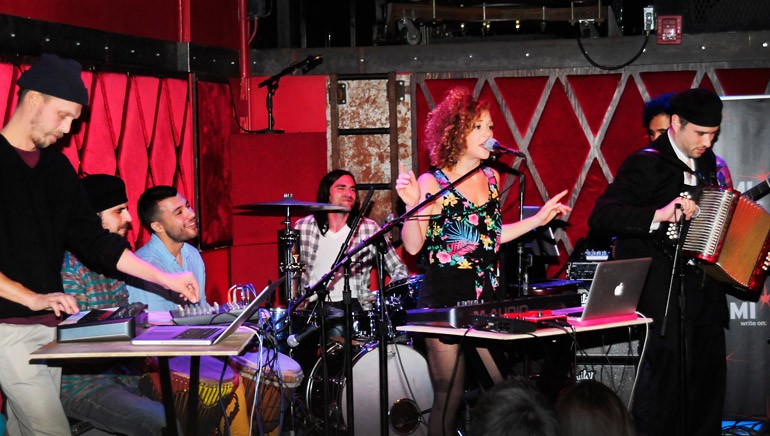 En el escenario durante ¡Hola Fall!, una noche de ritmos latinos en Rockwood Music Hall en la ciudad de Nueva York el 23 de octubre, se presenta Solange Prat con Darling del Oeste.