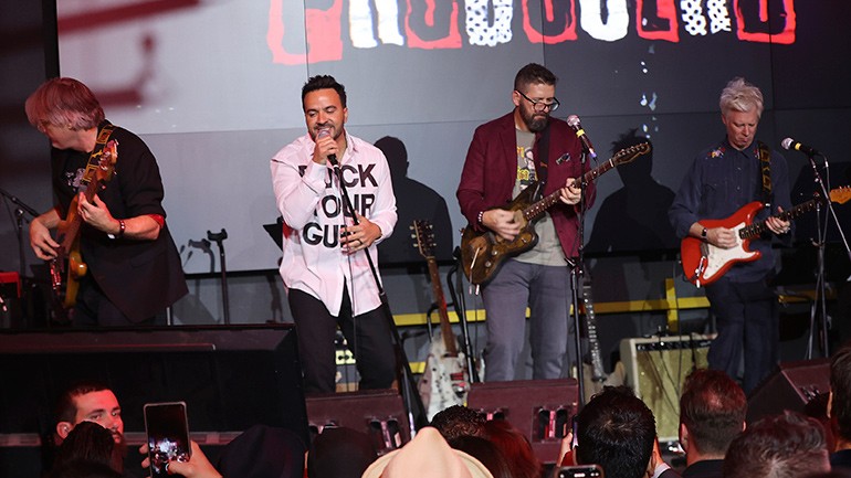Luis Fonsi performs onstage during the 10th Annual BMI & Rebeleon Entertainment's 'Los Producers Charity Concert' held at The Virgin Hotel on November 17, 2022 in Las Vegas, Nevada, United States.